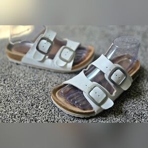 Cushionaire Womens 7M White 2 Strap Leather-Insole Sandals